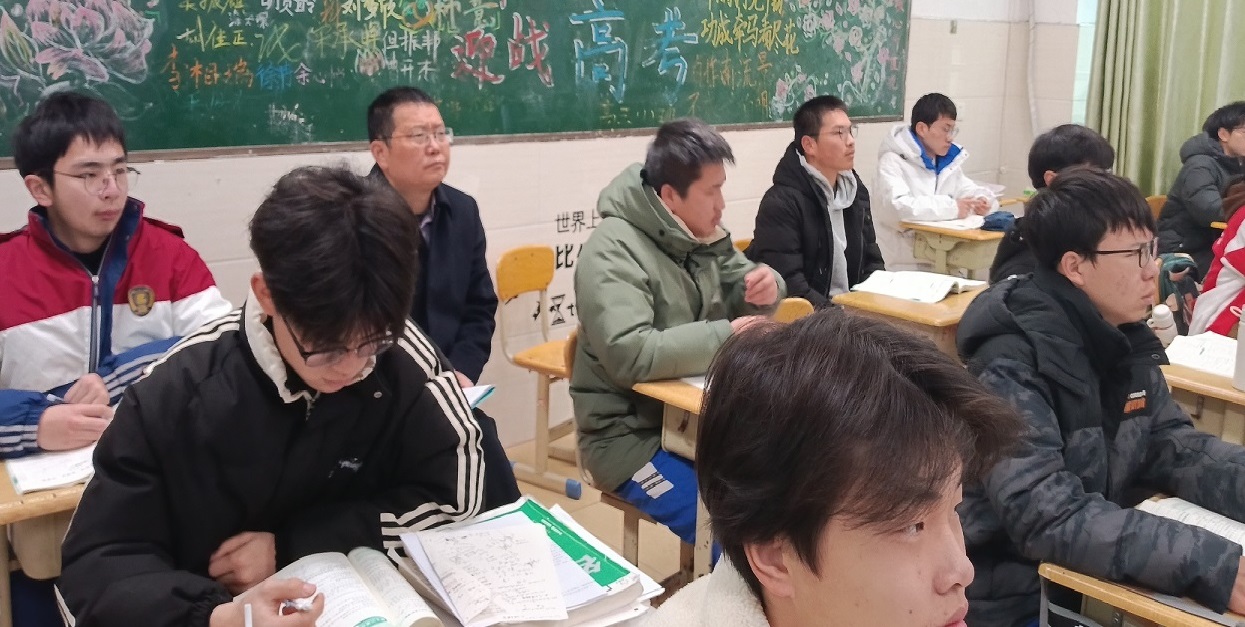 吴琪校长听课.jpg